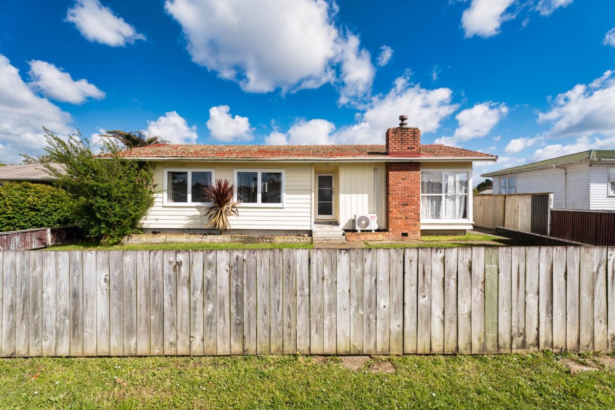 Asking below CV, standalone 3-bedrooms house on a half share of 819m² (flat land), 1/49 President Ave, Papakura, Auckland
