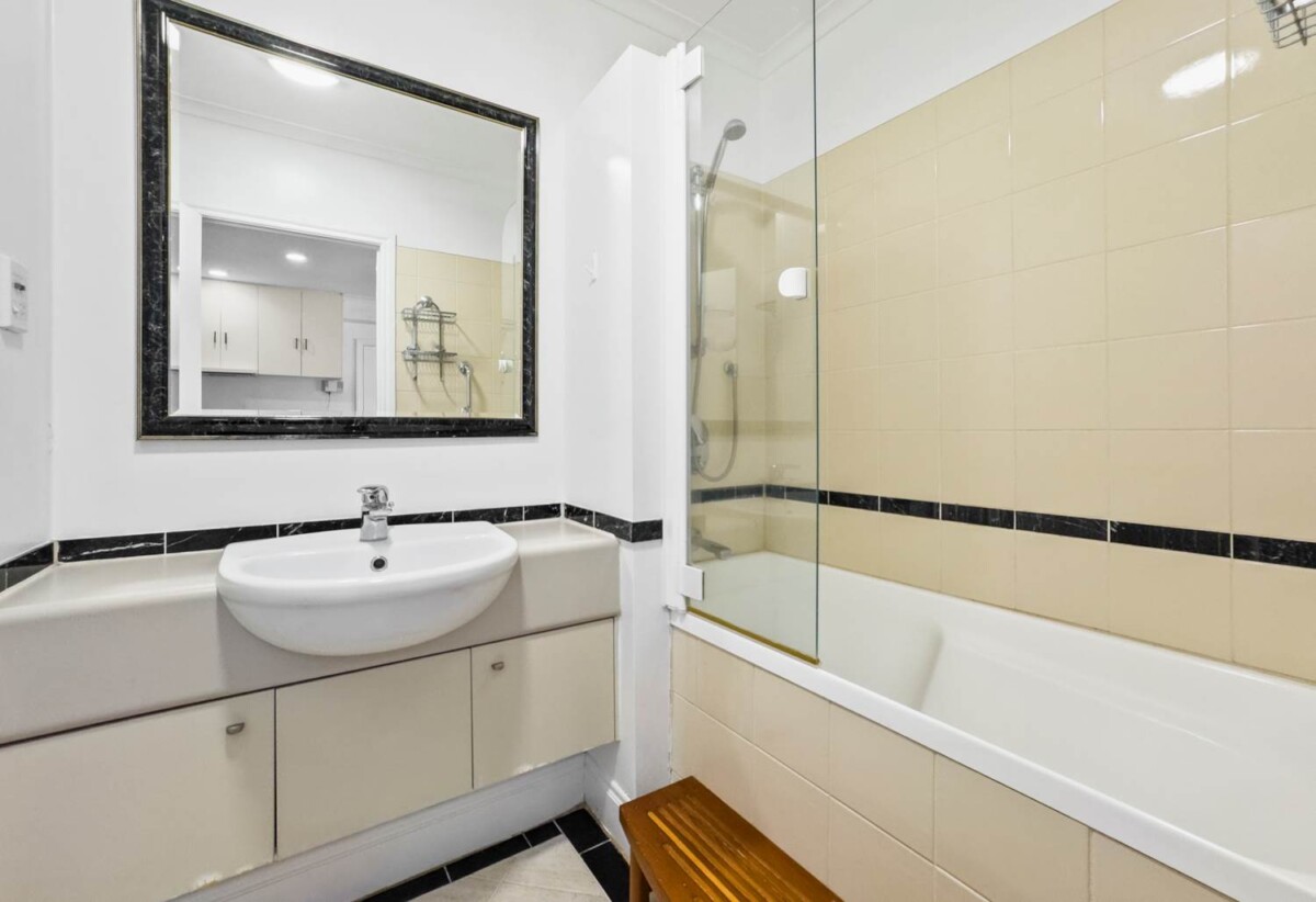 Approximately 60sqm, Freehold 1 bedroom apartment, 1812/171 Queen Street, City Centre, Auckland