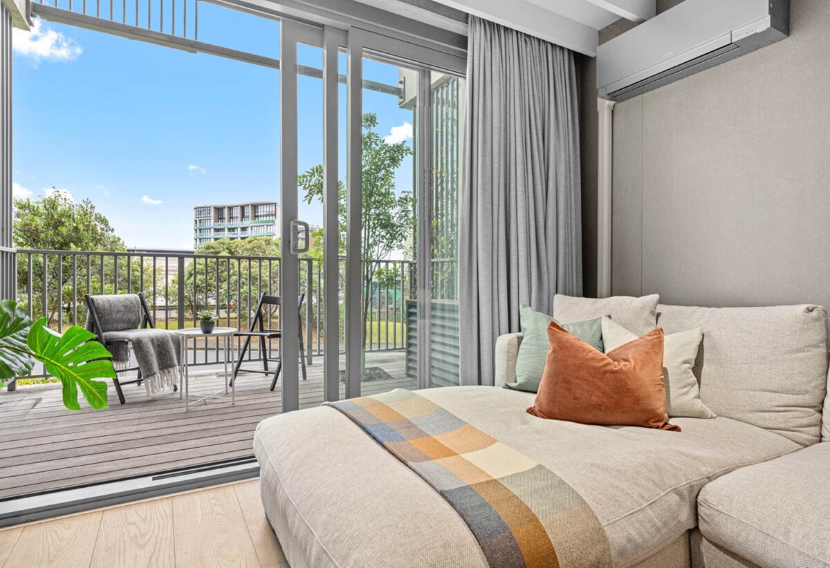 1 bed 1 bath 2 – level terrace apartment with 2 car parks, B04/47 Union Street, City Centre, Auckland