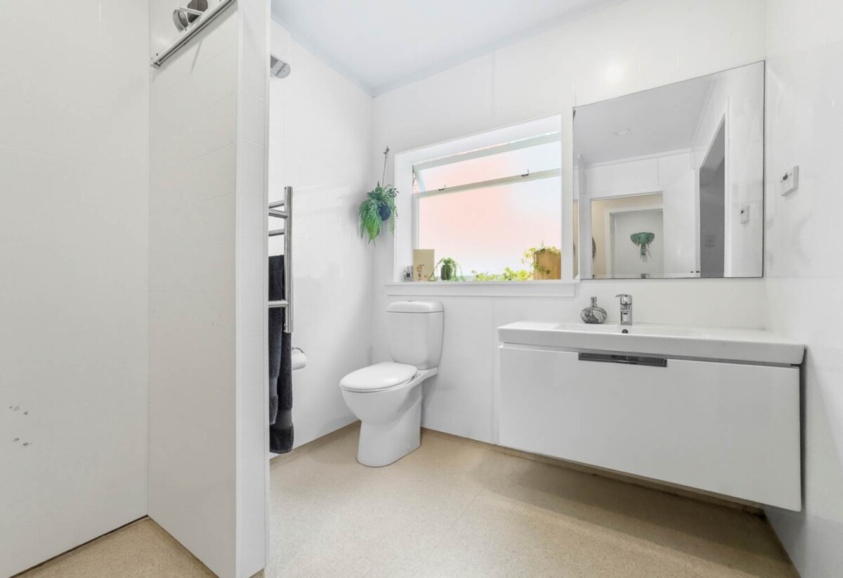 Vendor has bought, Must sell and settle FAST, 3 beds house, location, lifestyle and potential to develop, 66 St Michaels Avenue, Pt Chevalier, Auckland