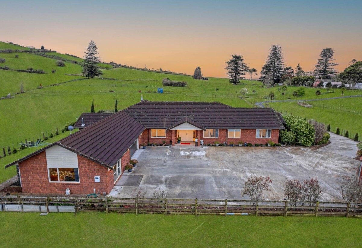 Vendor Heading Overseas – This Property Must Be Sold, 5 beds house on 8.2080ha land, 72 Lowry Road, Bombay, Auckland