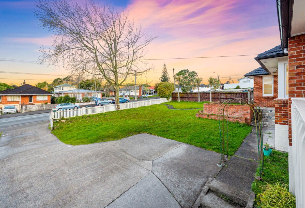 Renovated, The vendors are now in Australia and keen to release their New Zealand investment, 355 Blockhouse Bay Road, Blockhouse Bay, Auckland