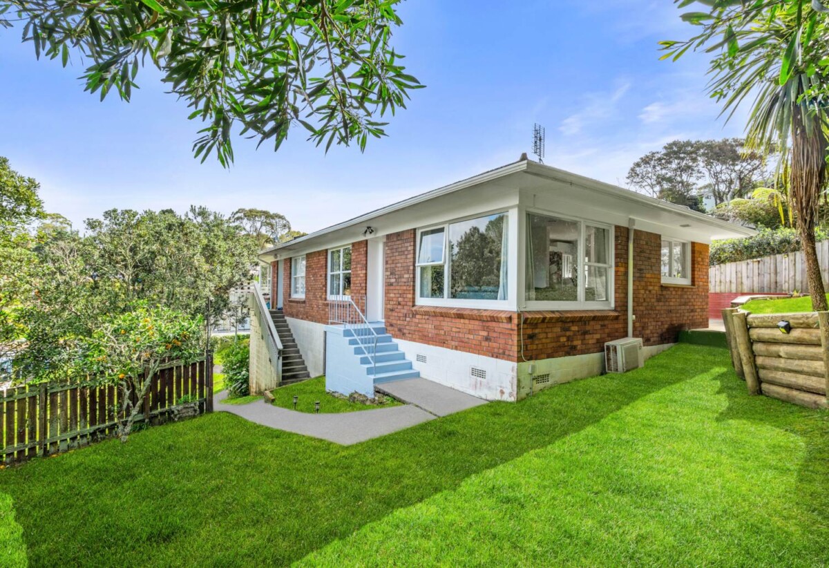 Brick 2 beds home, Close to Glenfield Shopping Centre and Wairau Valley precinct, 2/55 Ayton Drive, Totara Vale, Auckland