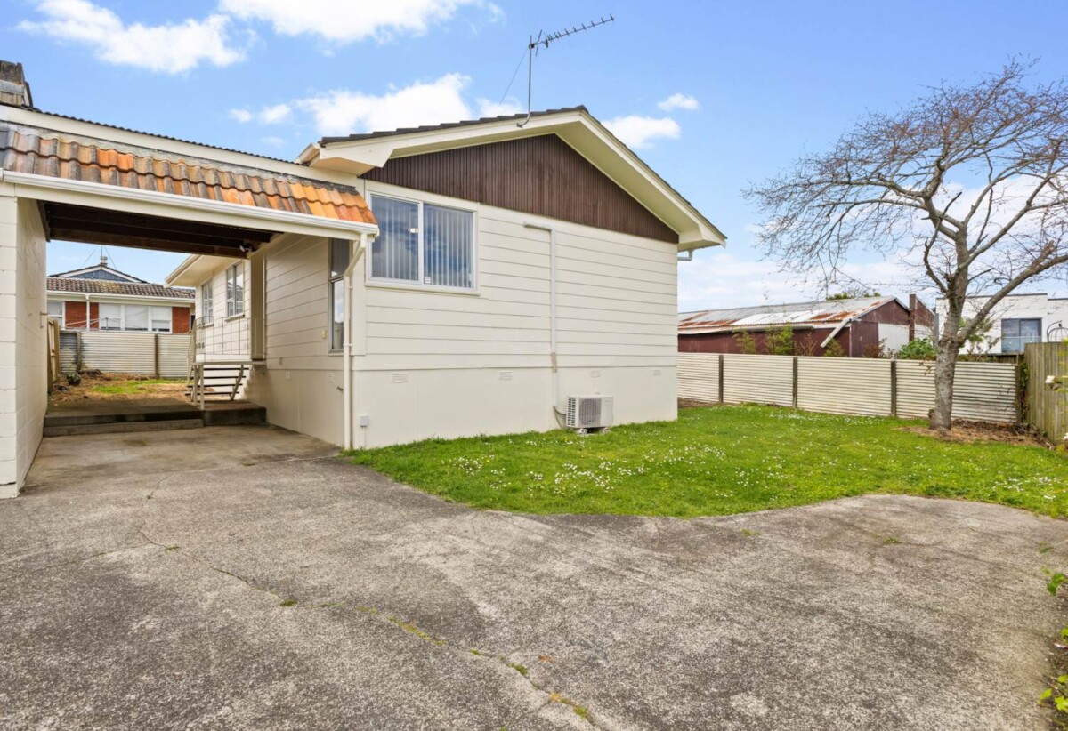 RENOVATED. PRIVATE. LARGE BACKYARD, 2/48 Archmillen Avenue, Pakuranga Heights, Auckland