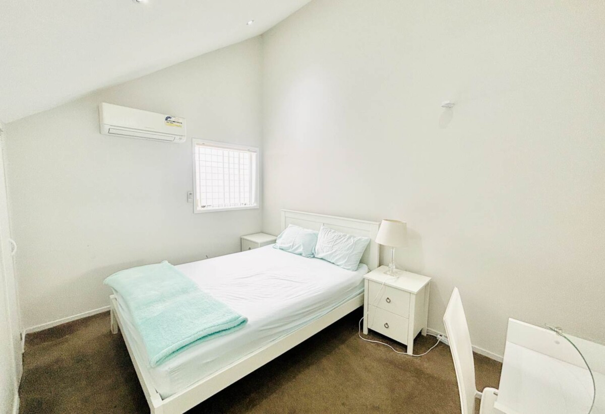 For rent, Cats Allowed, 5 bedrooms 4 bathrooms house, 26A Chesley Place, Half Moon Bay, Auckland, available 18th October