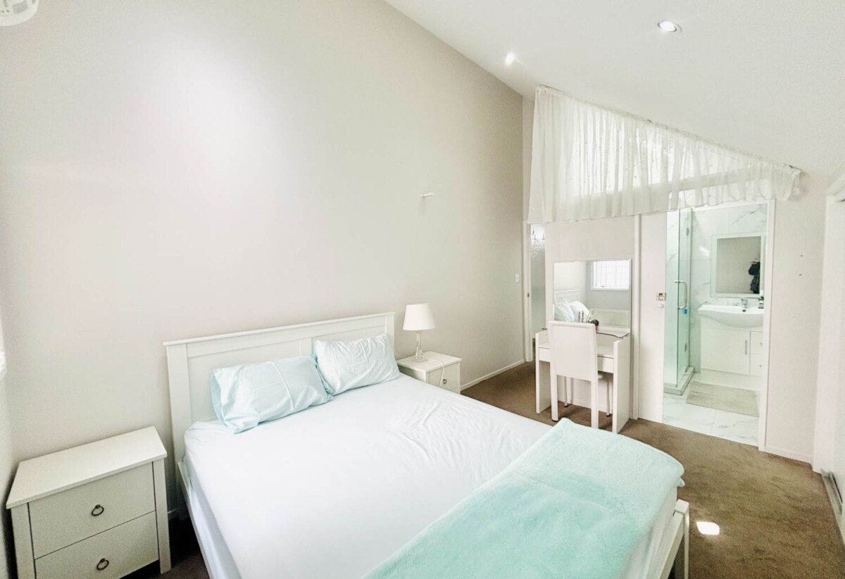 For rent, Cats Allowed, 5 bedrooms 4 bathrooms house, 26A Chesley Place, Half Moon Bay, Auckland, available 18th October