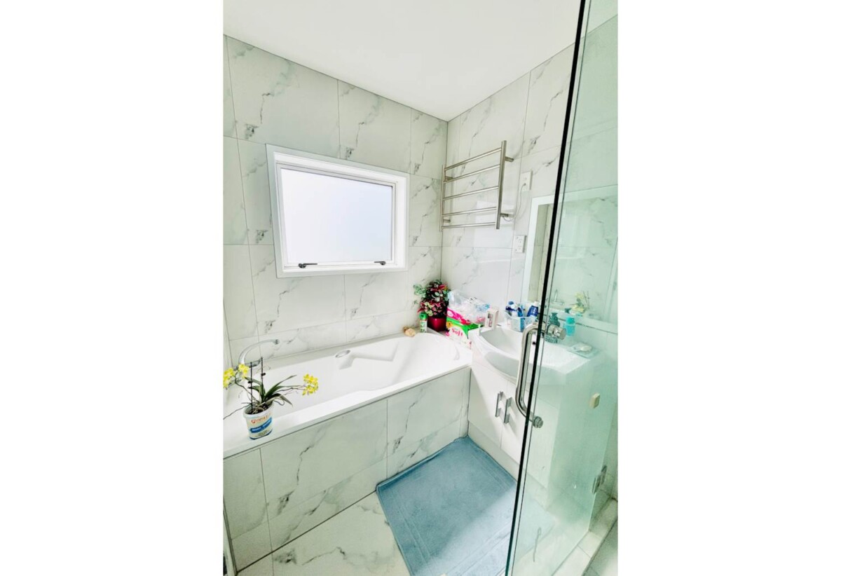 For rent, Cats Allowed, 5 bedrooms 4 bathrooms house, 26A Chesley Place, Half Moon Bay, Auckland, available 18th October