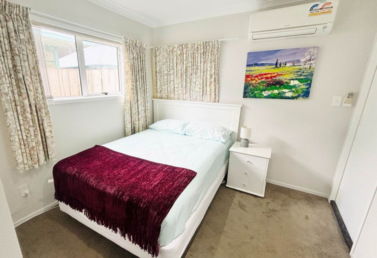 For rent, Cats Allowed, 5 bedrooms 4 bathrooms house, 26A Chesley Place, Half Moon Bay, Auckland, available 18th October