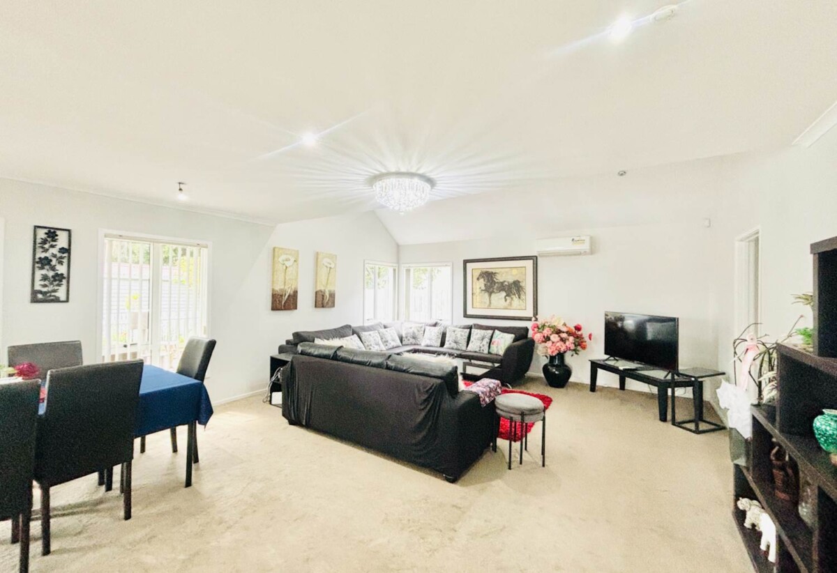 For rent, Cats Allowed, 5 bedrooms 4 bathrooms house, 26A Chesley Place, Half Moon Bay, Auckland, available 18th October