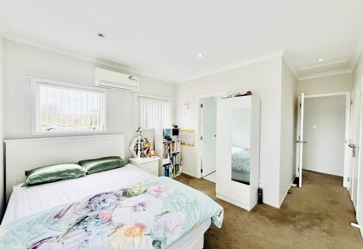 For rent, Cats Allowed, 5 bedrooms 4 bathrooms house, 26A Chesley Place, Half Moon Bay, Auckland, available 18th October