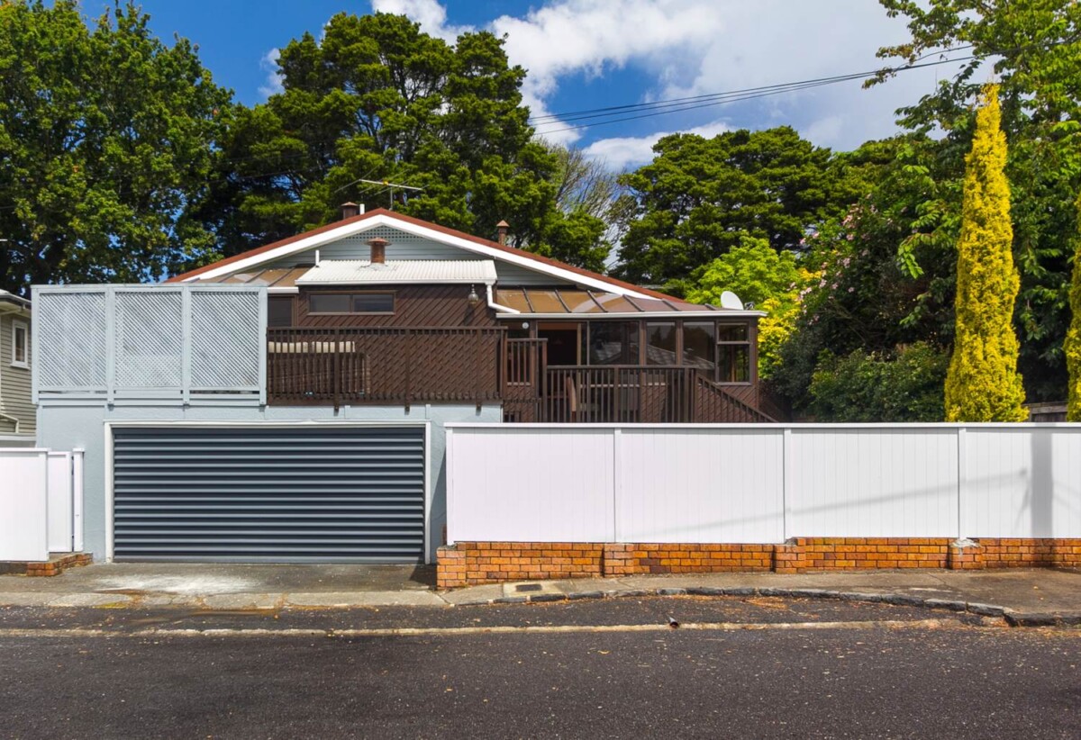 Double Grammar School Zone, 4 beds + office 3 baths house with double garage on 506m2 section, just minutes from Mt Eden Village, dual access from both 8 Garry Road and 2 Windmill Road, 1.6 km to Epsom Girls’ Grammar School, 1.9 km to Auckland Grammar, 8 Garry Road, Mt Eden, Auckland