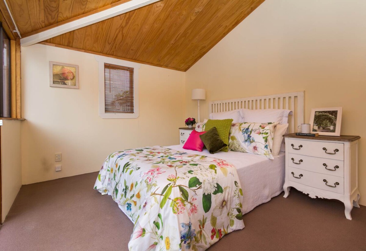 Double Grammar School Zone, 4 beds + office 3 baths house with double garage on 506m2 section, just minutes from Mt Eden Village, dual access from both 8 Garry Road and 2 Windmill Road, 1.6 km to Epsom Girls’ Grammar School, 1.9 km to Auckland Grammar, 8 Garry Road, Mt Eden, Auckland