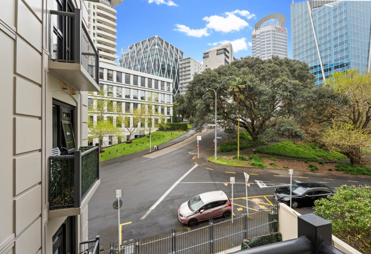 Freehold 1 bed corner studio (approx. 30sqm), 2C/2 Eden Crescent, City Centre, Auckland