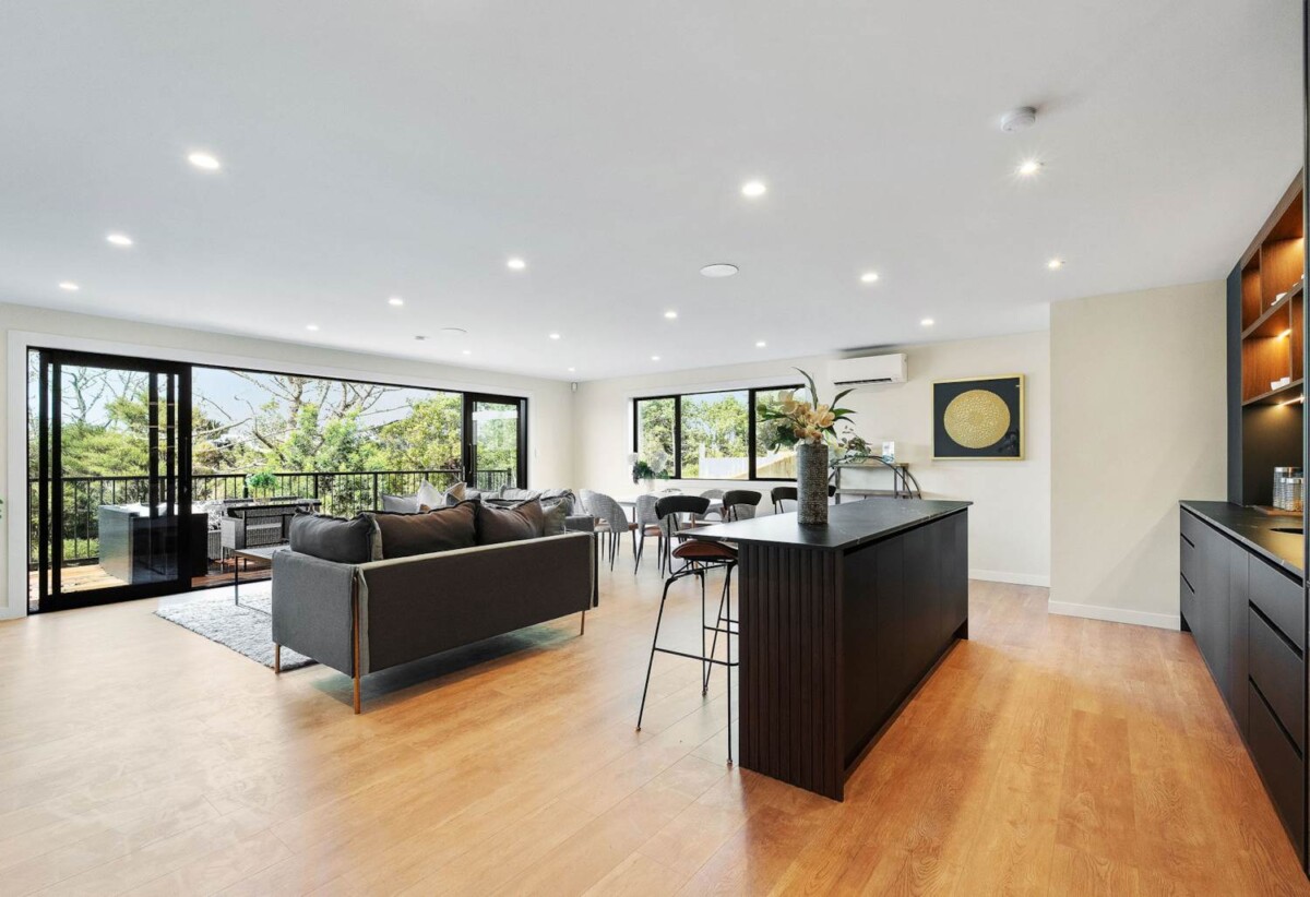 6 bedrooms on 3637m2 land, Westfield Albany’s shopping, dining, and entertainment are moments away, 110 Kewa Road, Albany, Auckland