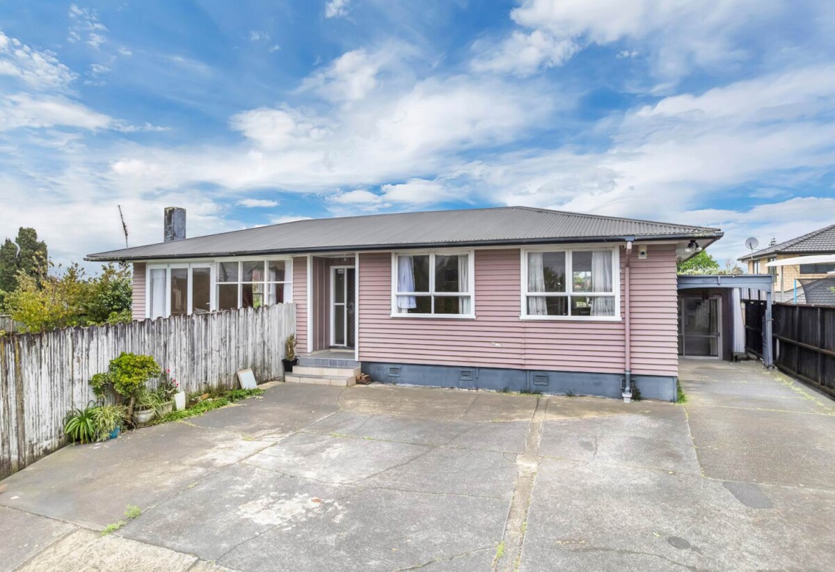 3 beds house on 1060m2 section, minutes from Manukau shopping centre, 28 Cornwall Road, Papatoetoe, Auckland