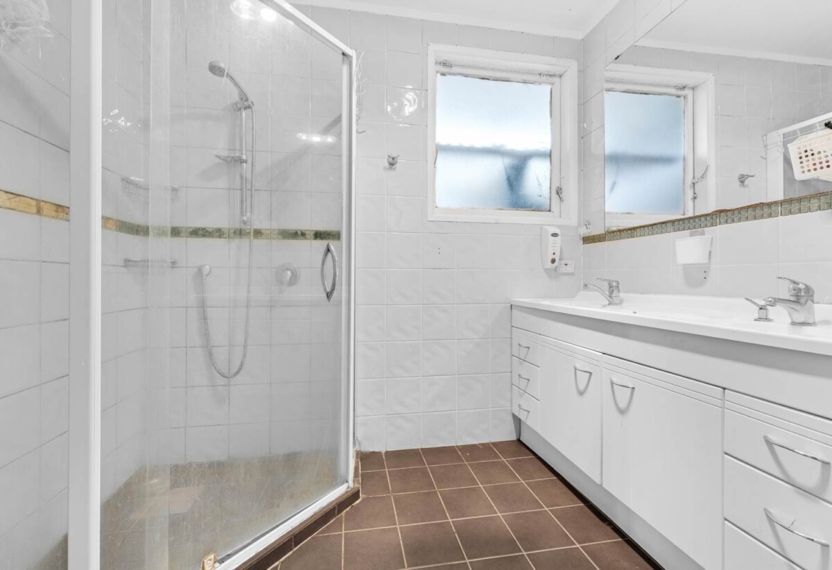 3 beds house on 1060m2 section, minutes from Manukau shopping centre, 28 Cornwall Road, Papatoetoe, Auckland