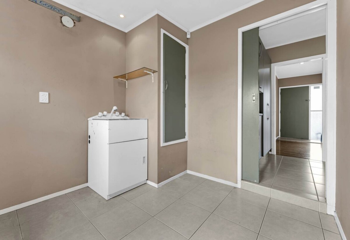3 beds house on 1060m2 section, minutes from Manukau shopping centre, 28 Cornwall Road, Papatoetoe, Auckland