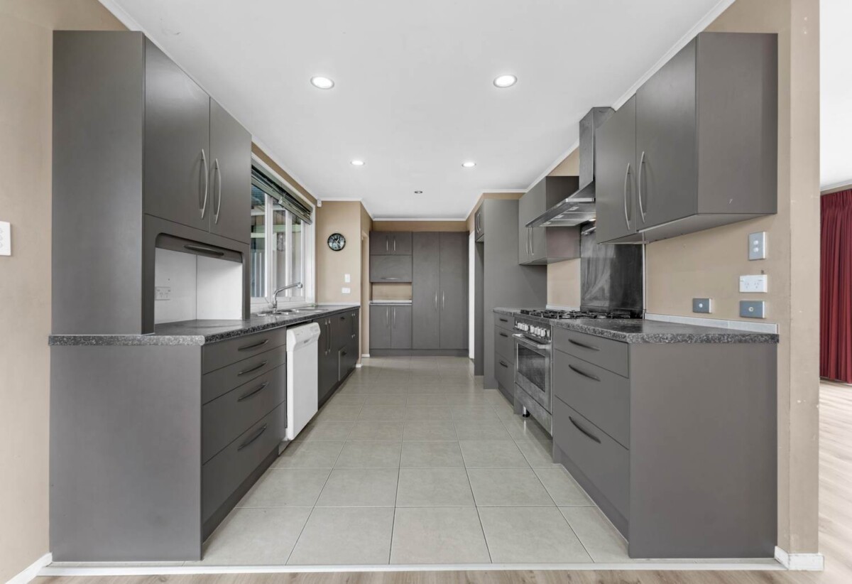 3 beds house on 1060m2 section, minutes from Manukau shopping centre, 28 Cornwall Road, Papatoetoe, Auckland