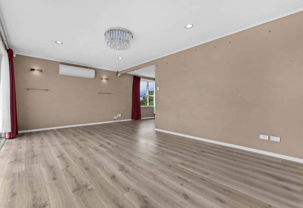 3 beds house on 1060m2 section, minutes from Manukau shopping centre, 28 Cornwall Road, Papatoetoe, Auckland