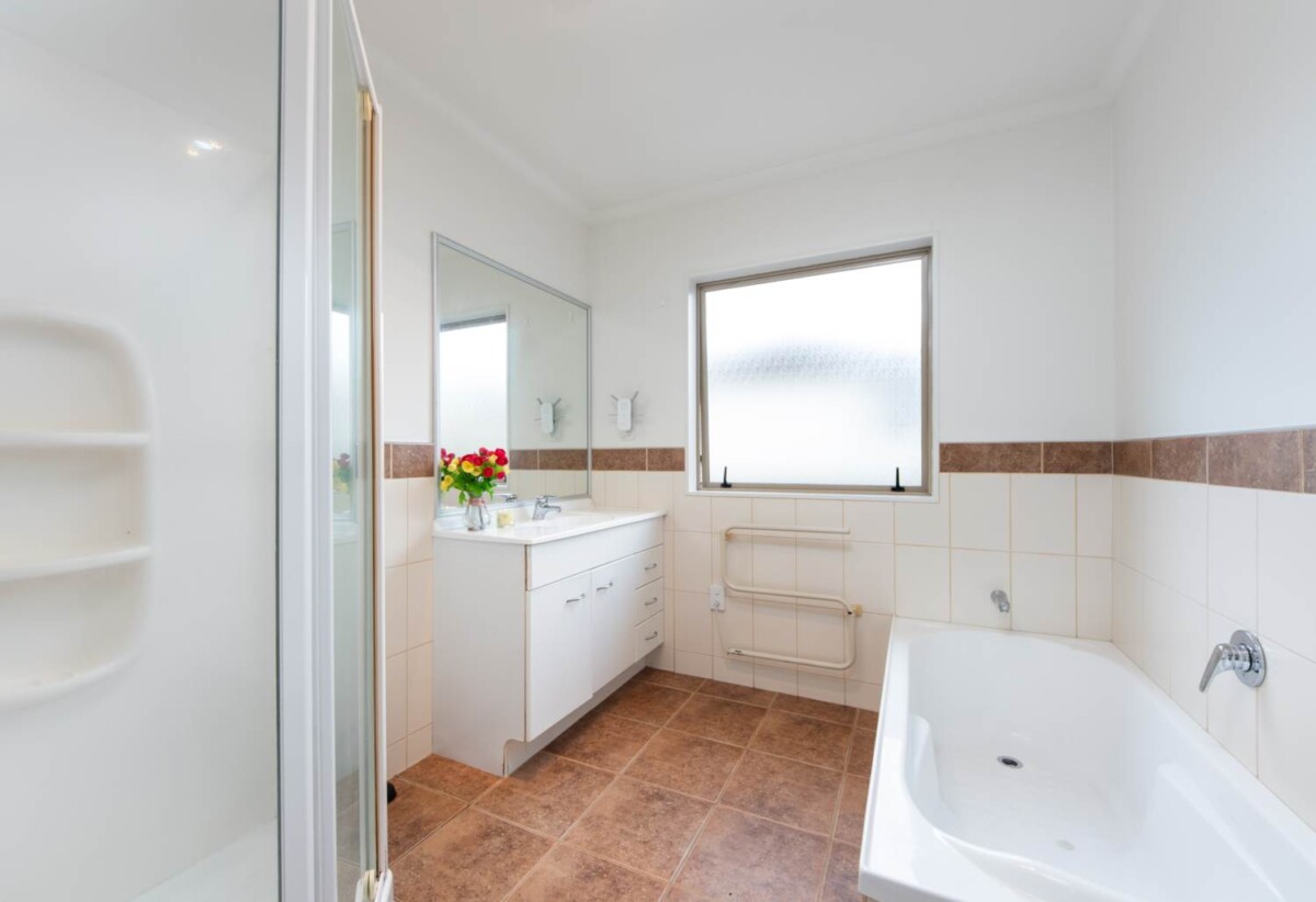 Ormiston Town Centre and Botany Centre just minutes away, 6 Stornaway Drive, Flat Bush, Auckland