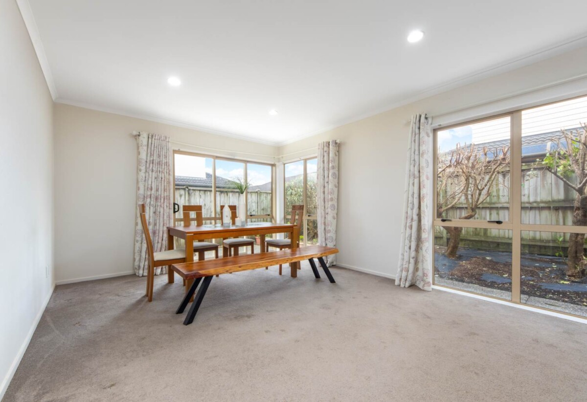 Ormiston Town Centre and Botany Centre just minutes away, 6 Stornaway Drive, Flat Bush, Auckland