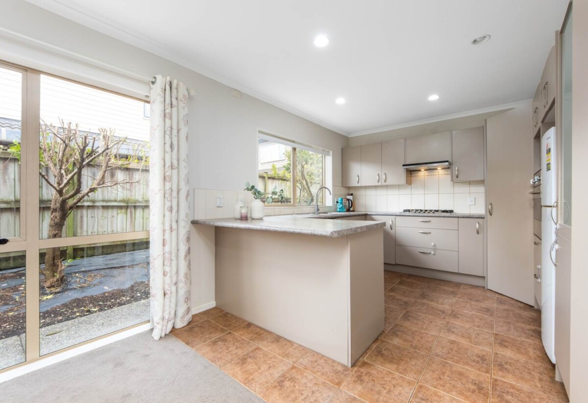 Ormiston Town Centre and Botany Centre just minutes away, 6 Stornaway Drive, Flat Bush, Auckland