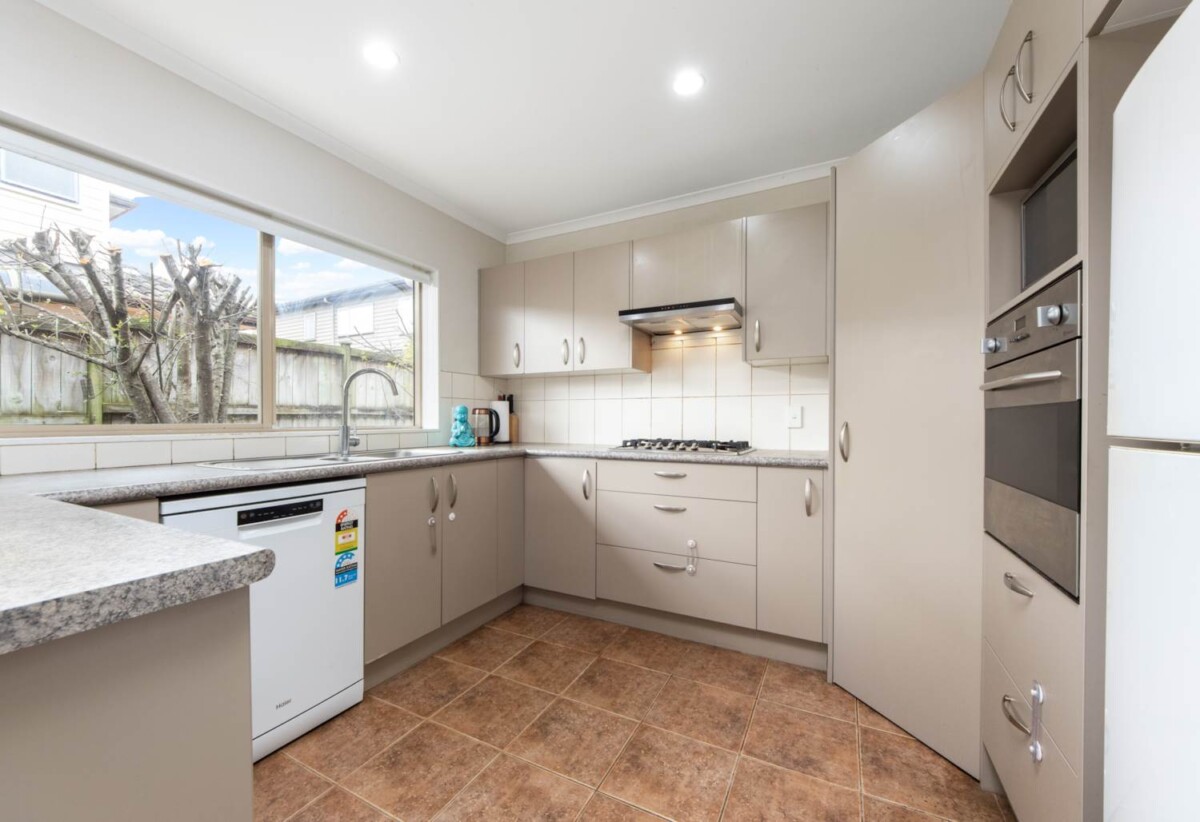 Ormiston Town Centre and Botany Centre just minutes away, 6 Stornaway Drive, Flat Bush, Auckland