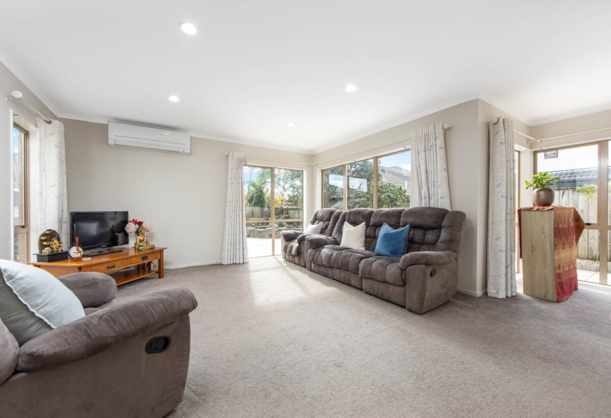 Ormiston Town Centre and Botany Centre just minutes away, 6 Stornaway Drive, Flat Bush, Auckland