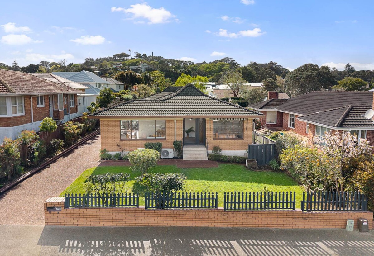 Refreshed with new carpet, modern kitchen, new lighting, and freshly painted interiors, 1/628 Manukau Road, Epsom, Auckland