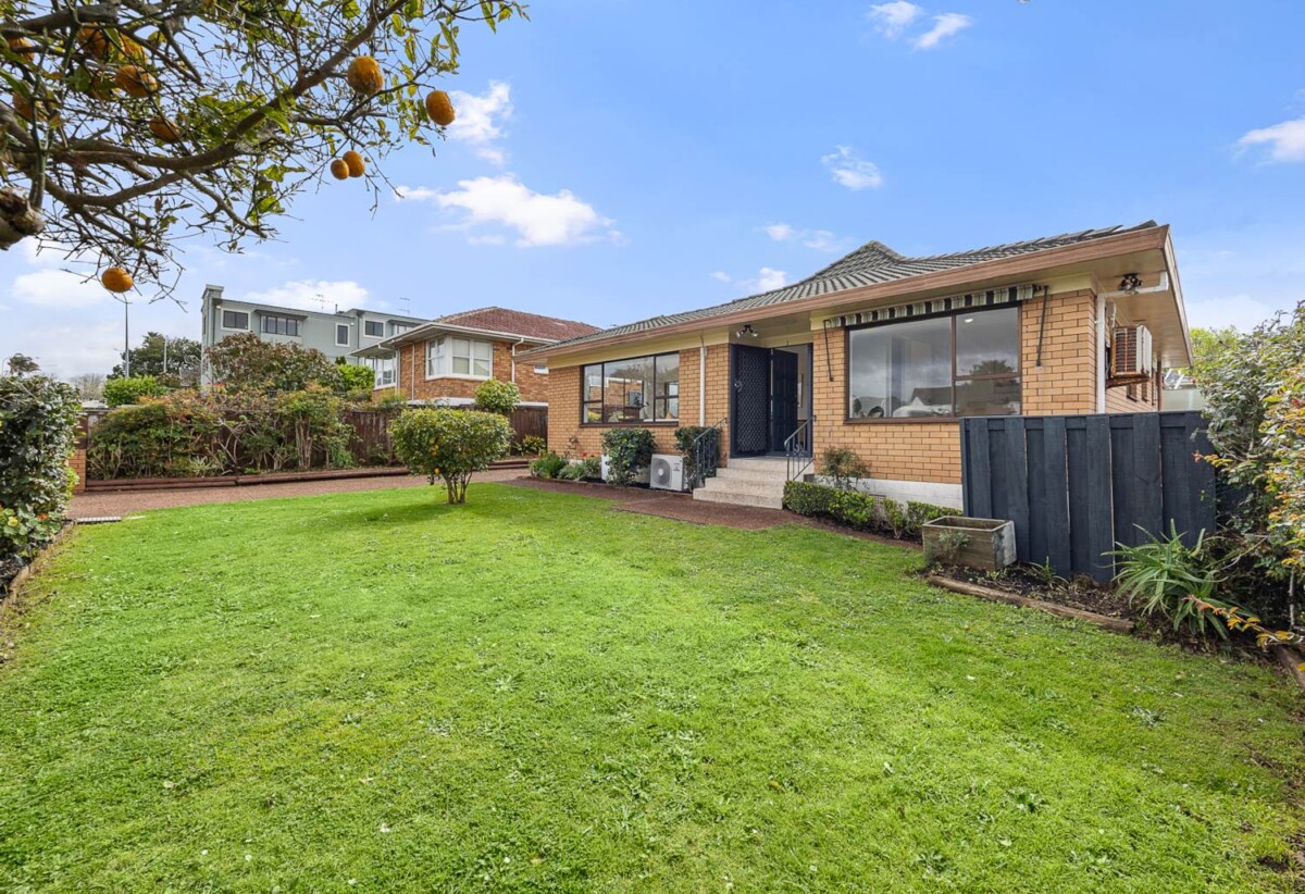 Refreshed with new carpet, modern kitchen, new lighting, and freshly painted interiors, 1/628 Manukau Road, Epsom, Auckland