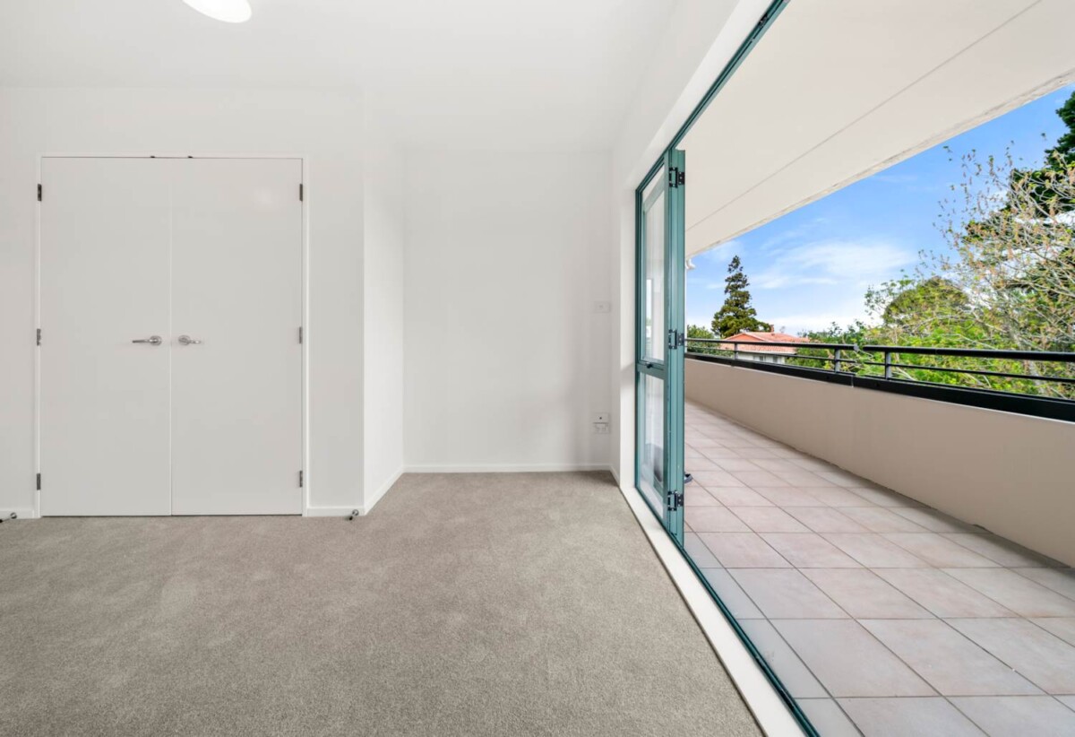 Recently renovated, Walk to Constellation Bus Station, Sunnynook shops, park & community centre, 1C/223 Sunset Road, Sunnynook, Auckland