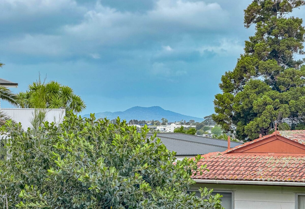 Recently renovated, Walk to Constellation Bus Station, Sunnynook shops, park & community centre, 1C/223 Sunset Road, Sunnynook, Auckland