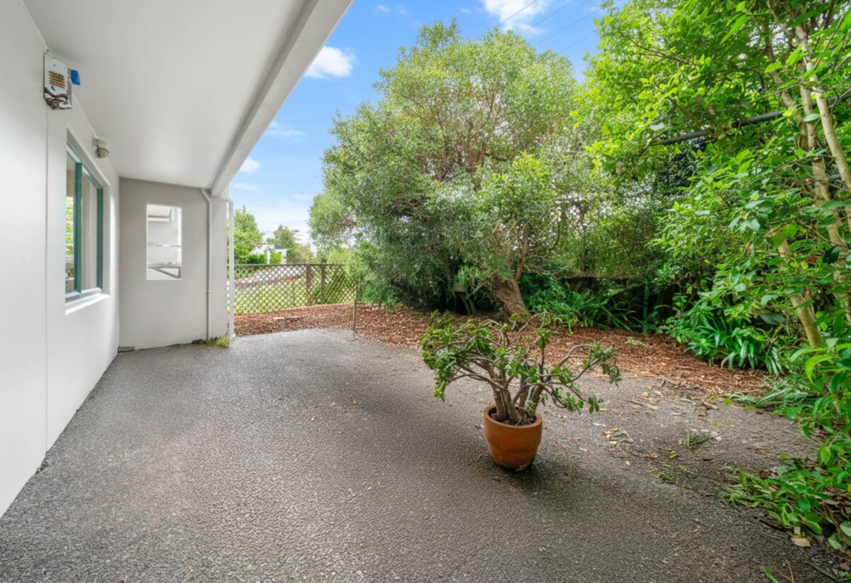 Recently renovated, Walk to Constellation Bus Station, Sunnynook shops, park & community centre, 1C/223 Sunset Road, Sunnynook, Auckland