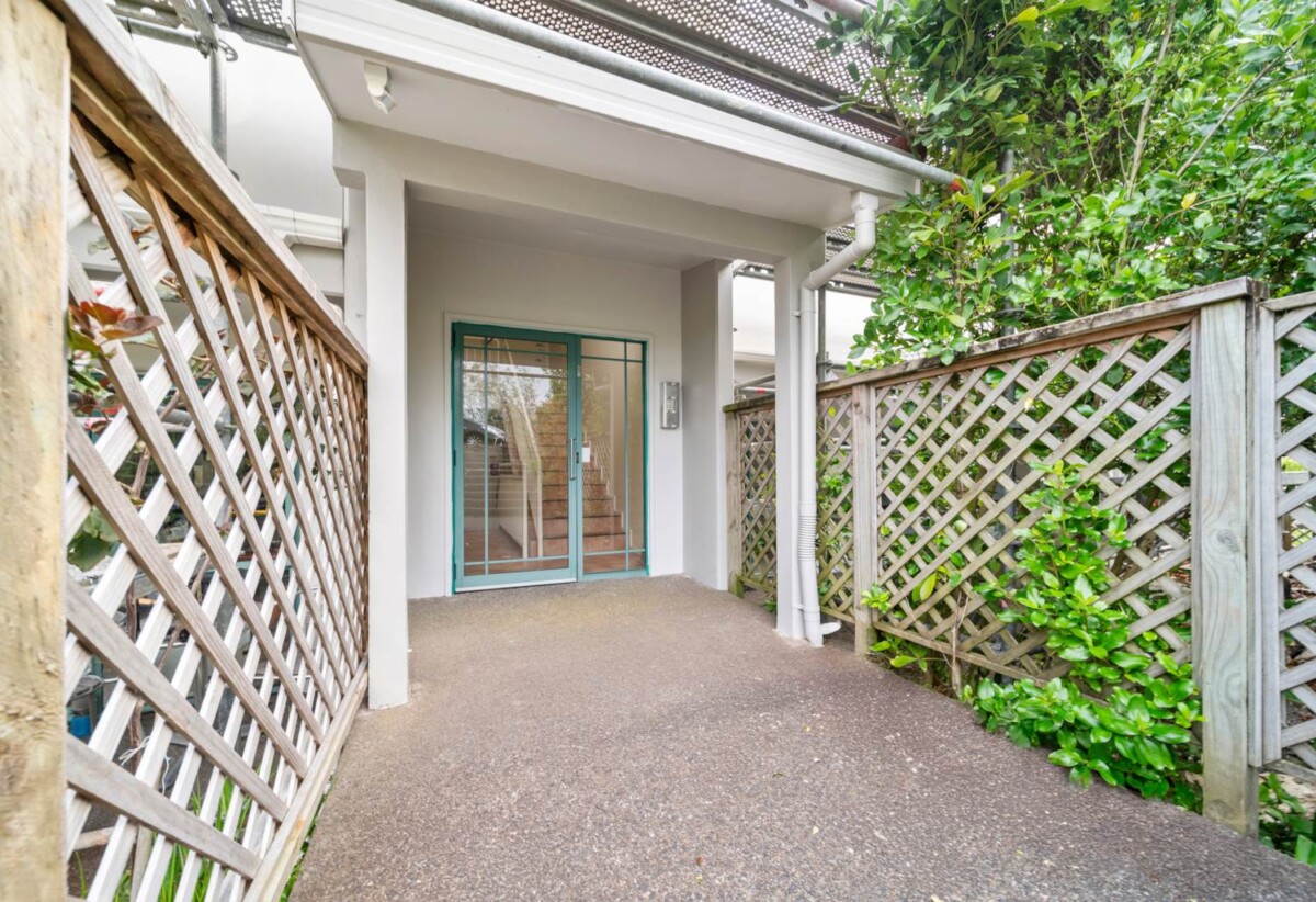 Recently renovated, Walk to Constellation Bus Station, Sunnynook shops, park & community centre, 1C/223 Sunset Road, Sunnynook, Auckland