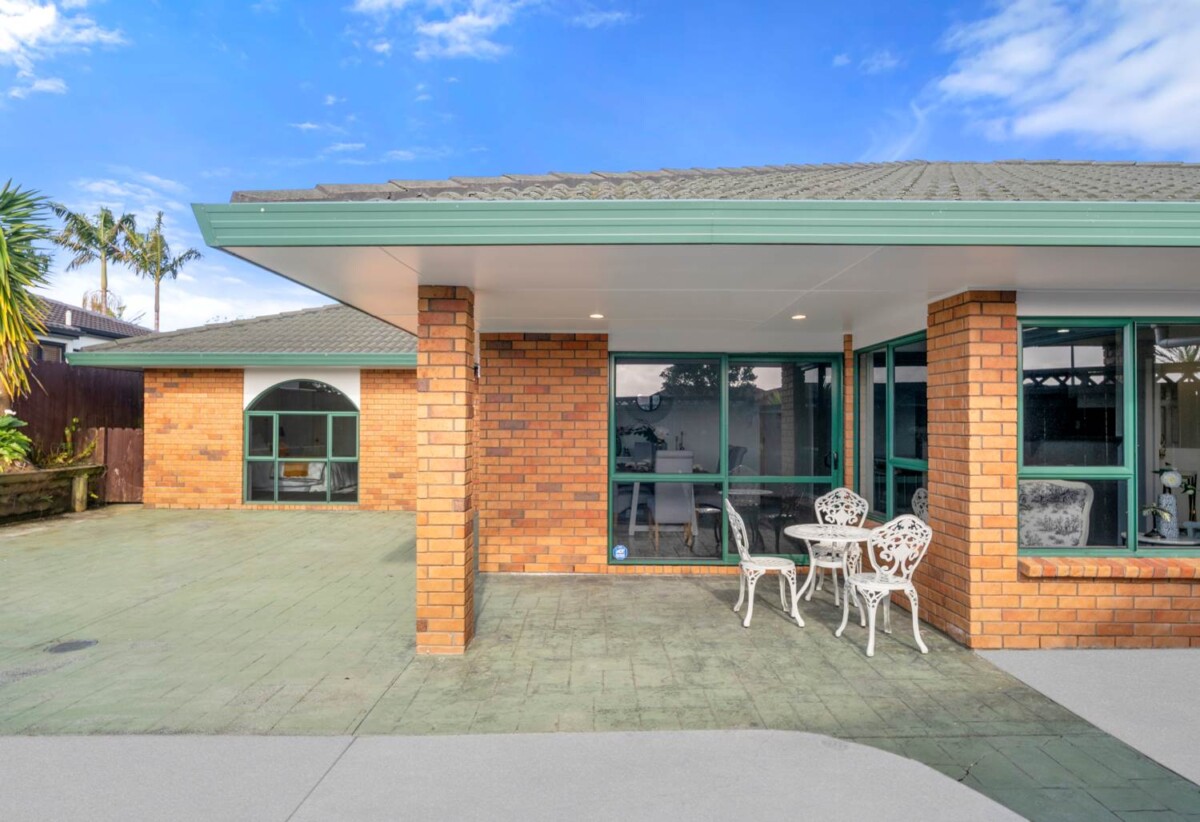 4 bedrooms house on 720m² section, Brick & Tile Home in Top School Zones, 99 Moyrus Crescent, Dannemora, Auckland