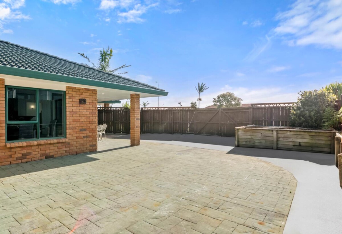 4 bedrooms house on 720m² section, Brick & Tile Home in Top School Zones, 99 Moyrus Crescent, Dannemora, Auckland