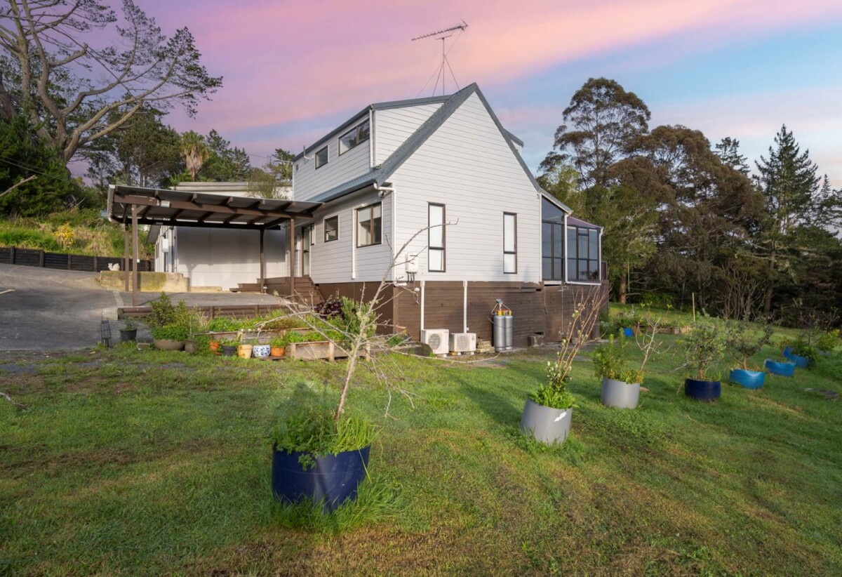 Two Dwellings & Newly Renovated, 6 bedrooms house on 4000m2 land, 116 The Avenue, Albany, Auckland