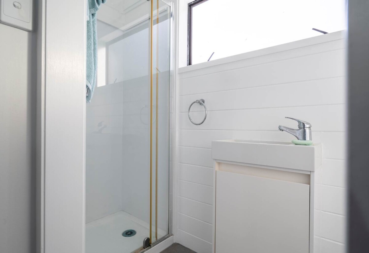 Two Dwellings & Newly Renovated, 6 bedrooms house on 4000m2 land, 116 The Avenue, Albany, Auckland