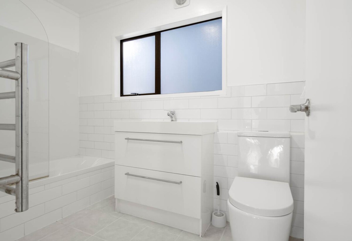 Two Dwellings & Newly Renovated, 6 bedrooms house on 4000m2 land, 116 The Avenue, Albany, Auckland