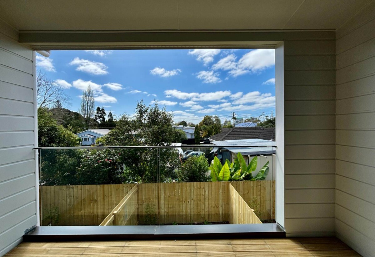 For rent, 3 bedrooms 2 bathrooms townhouse, 6/73 Glendale Road, Glen Eden, Auckland, available 13th October