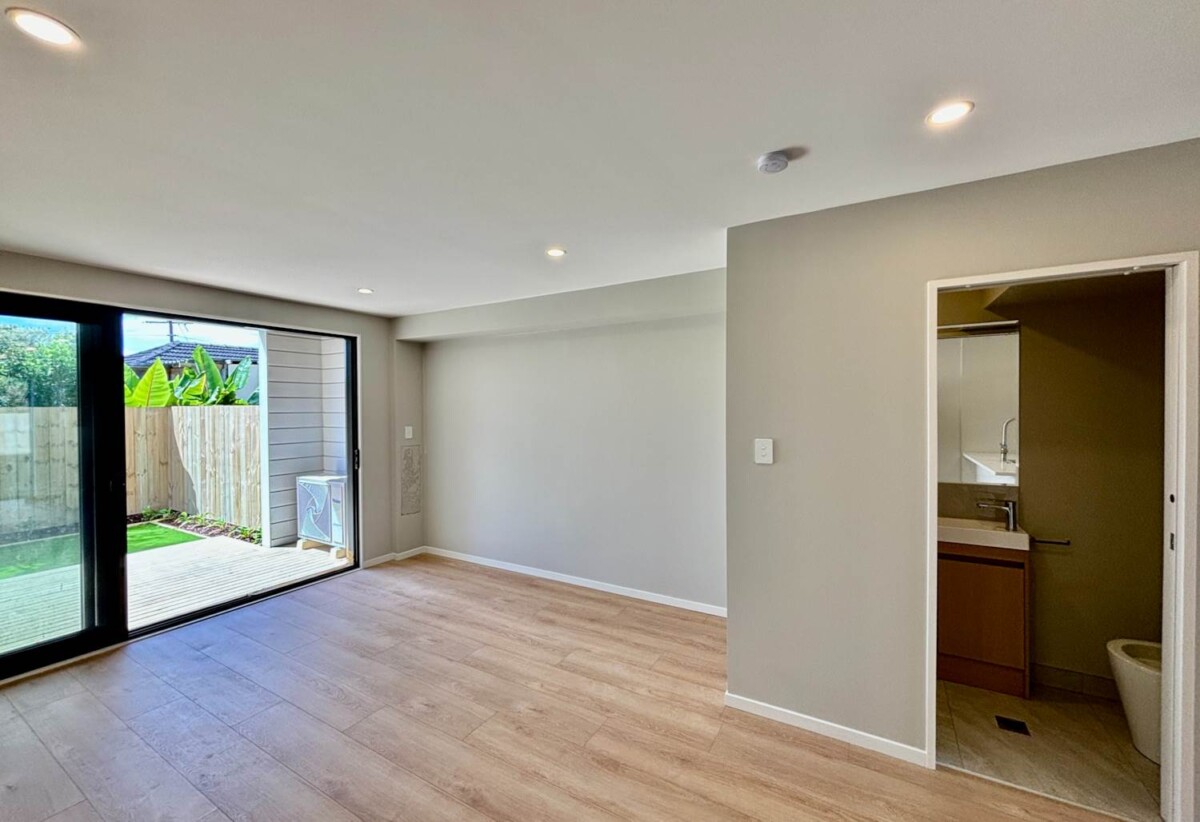 For rent, 3 bedrooms 2 bathrooms townhouse, 6/73 Glendale Road, Glen Eden, Auckland, available 13th October