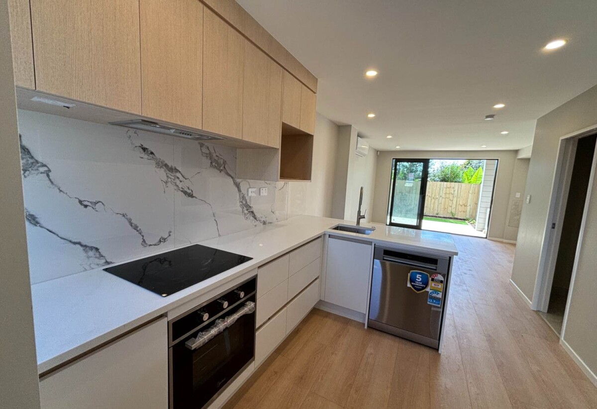 For rent, 3 bedrooms 2 bathrooms townhouse, 6/73 Glendale Road, Glen Eden, Auckland, available 13th October