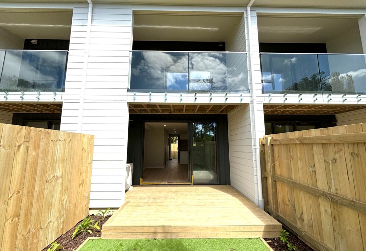 For rent, 3 bedrooms 2 bathrooms townhouse, 6/73 Glendale Road, Glen Eden, Auckland, available 13th October