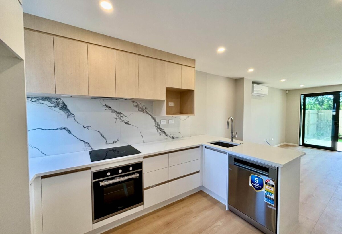 For rent, 3 bedrooms 2 bathrooms townhouse, 5/73 Glendale Road, Glen Eden, Auckland, available 13th October