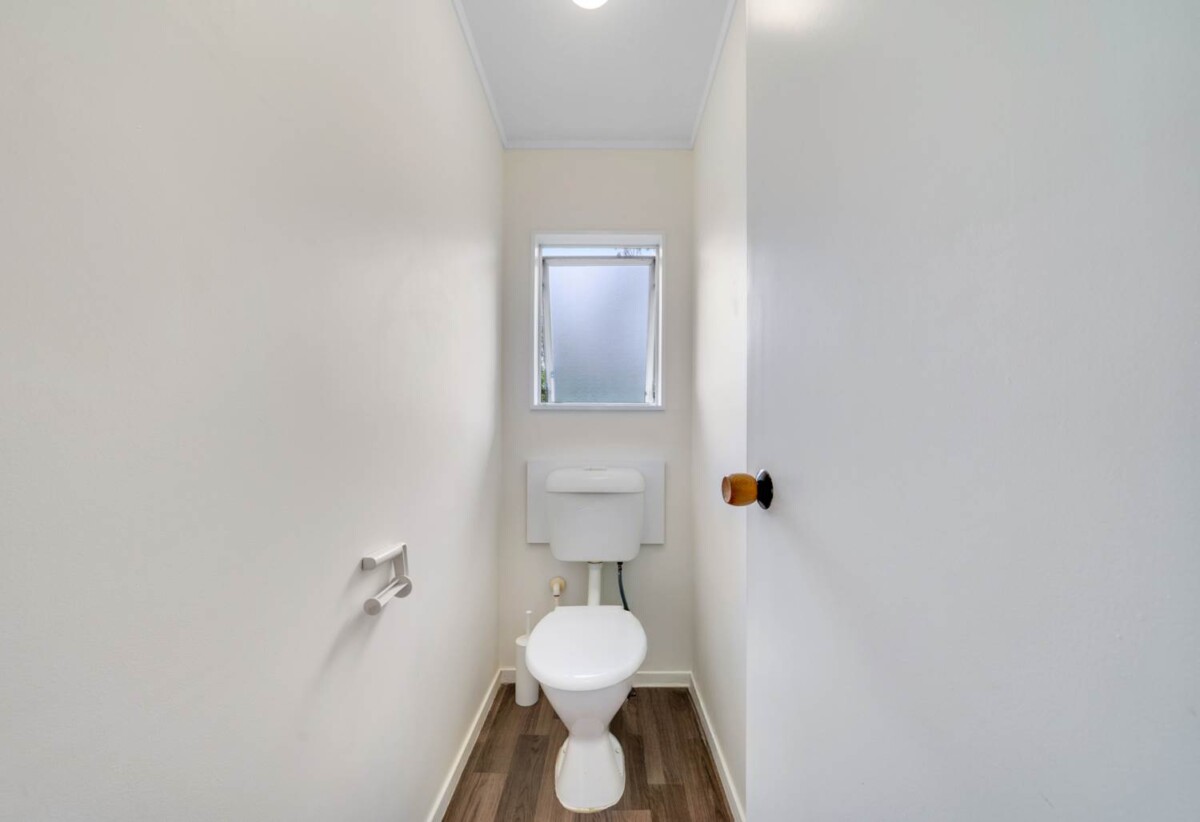 3 bedrooms house on 855m² section, less than 2km from Westfield shopping centre Manukau and many other amenities, 7 Oreti Place, Clover Park, Auckland
