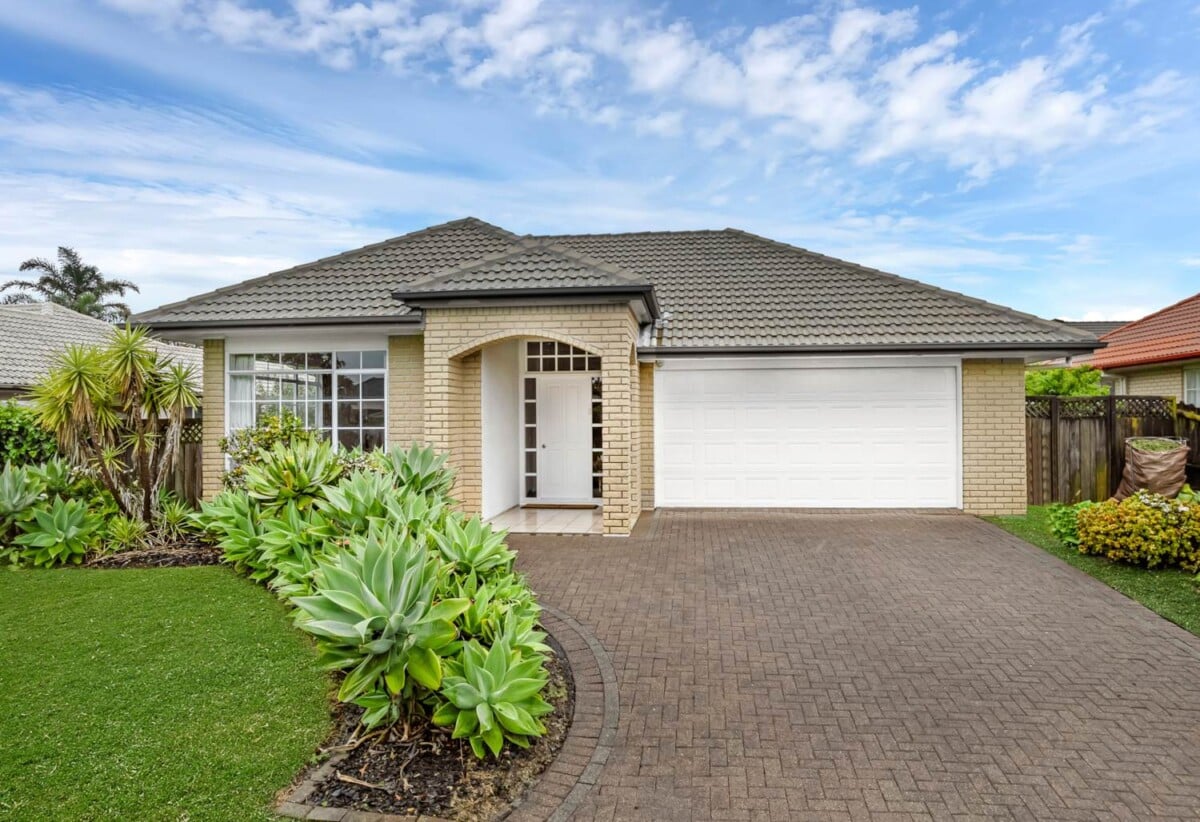 Solid, Spacious & Sun-Soaked 4 bedrooms house on 649m2 land, 106 Millhouse Drive, Northpark, Auckland