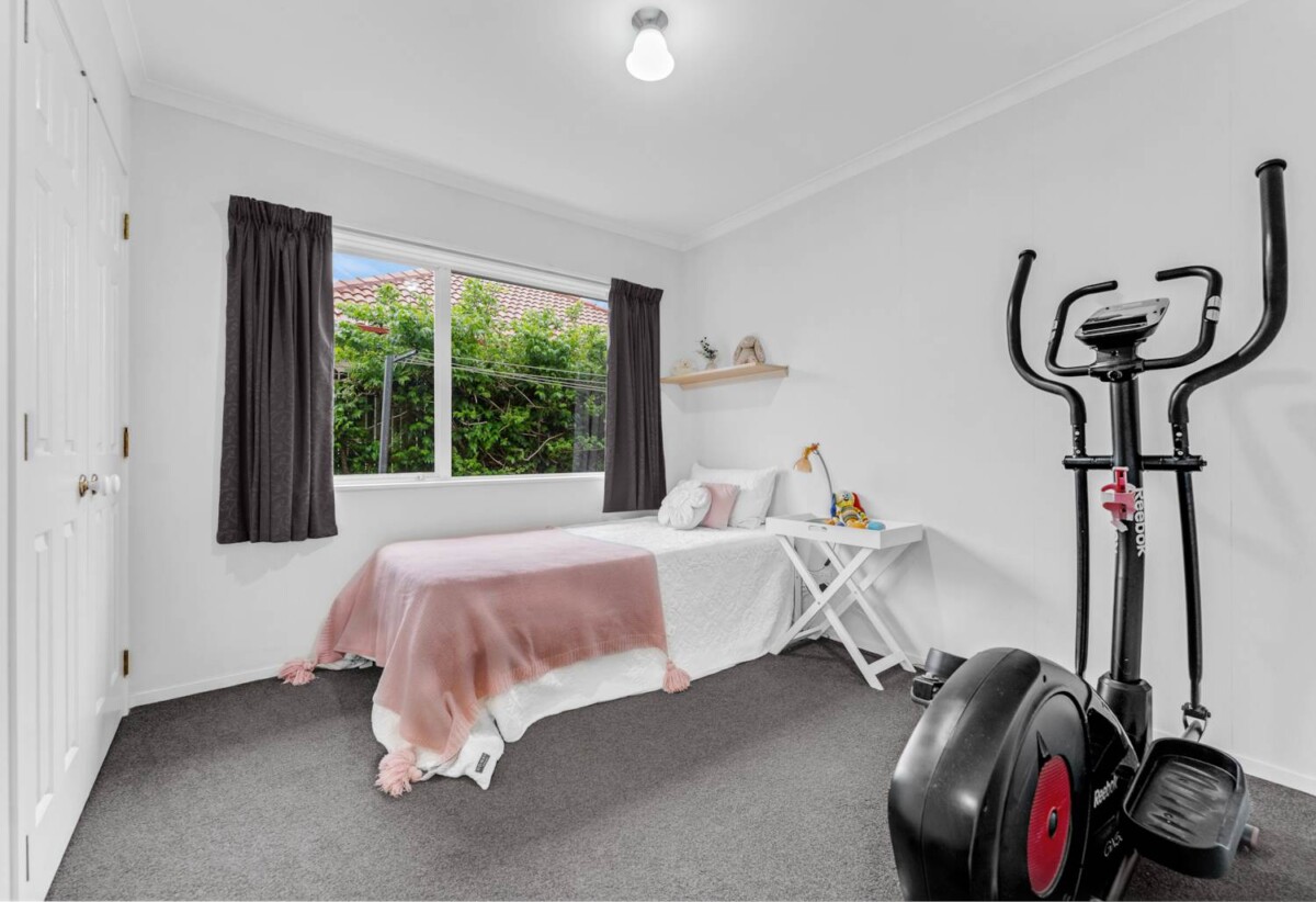 Solid, Spacious & Sun-Soaked 4 bedrooms house on 649m2 land, 106 Millhouse Drive, Northpark, Auckland