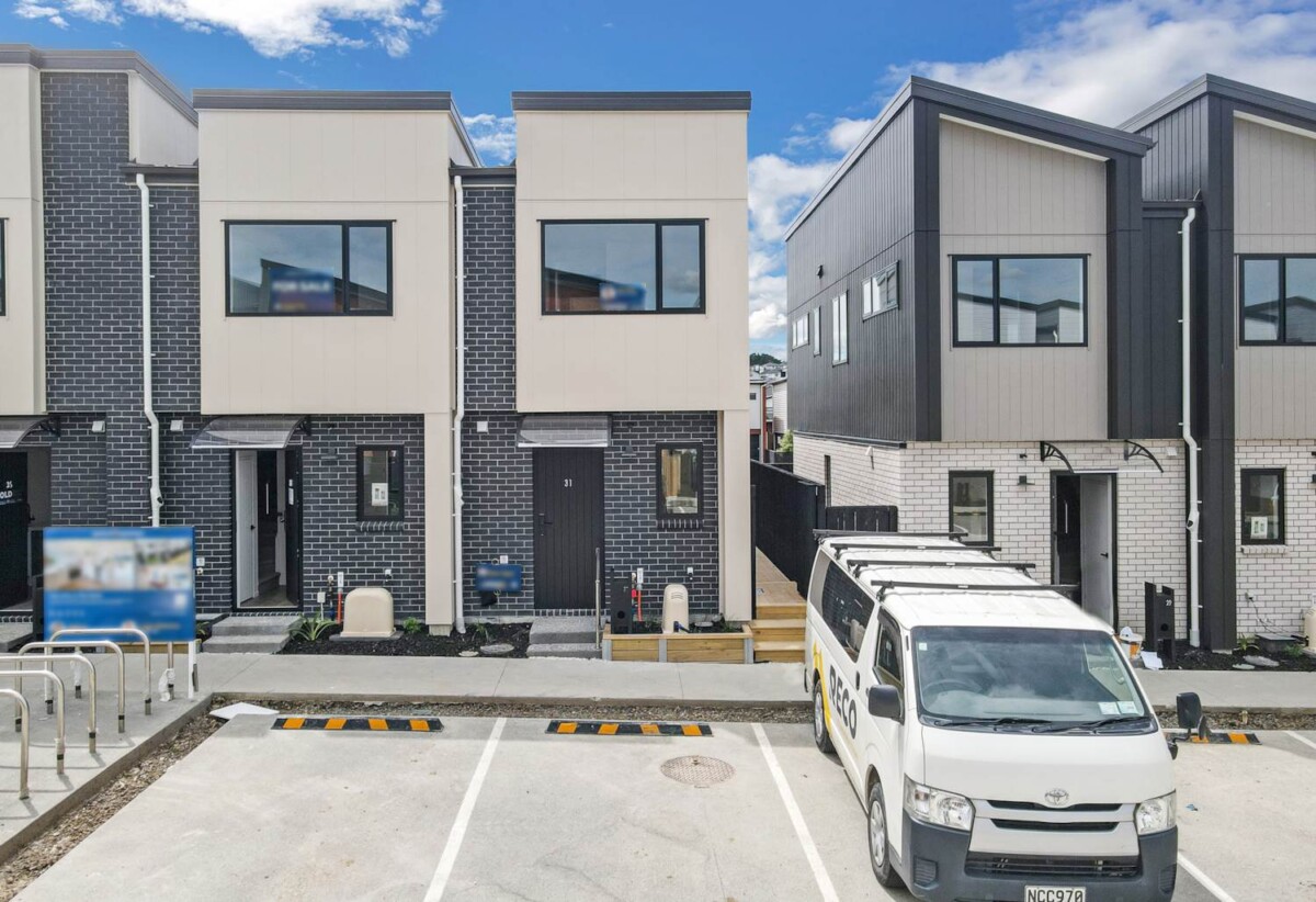 WALK TO LOCAL SCHOOL, minutes to shopping centre, 31 Kiato Lane, Flat Bush, Auckland