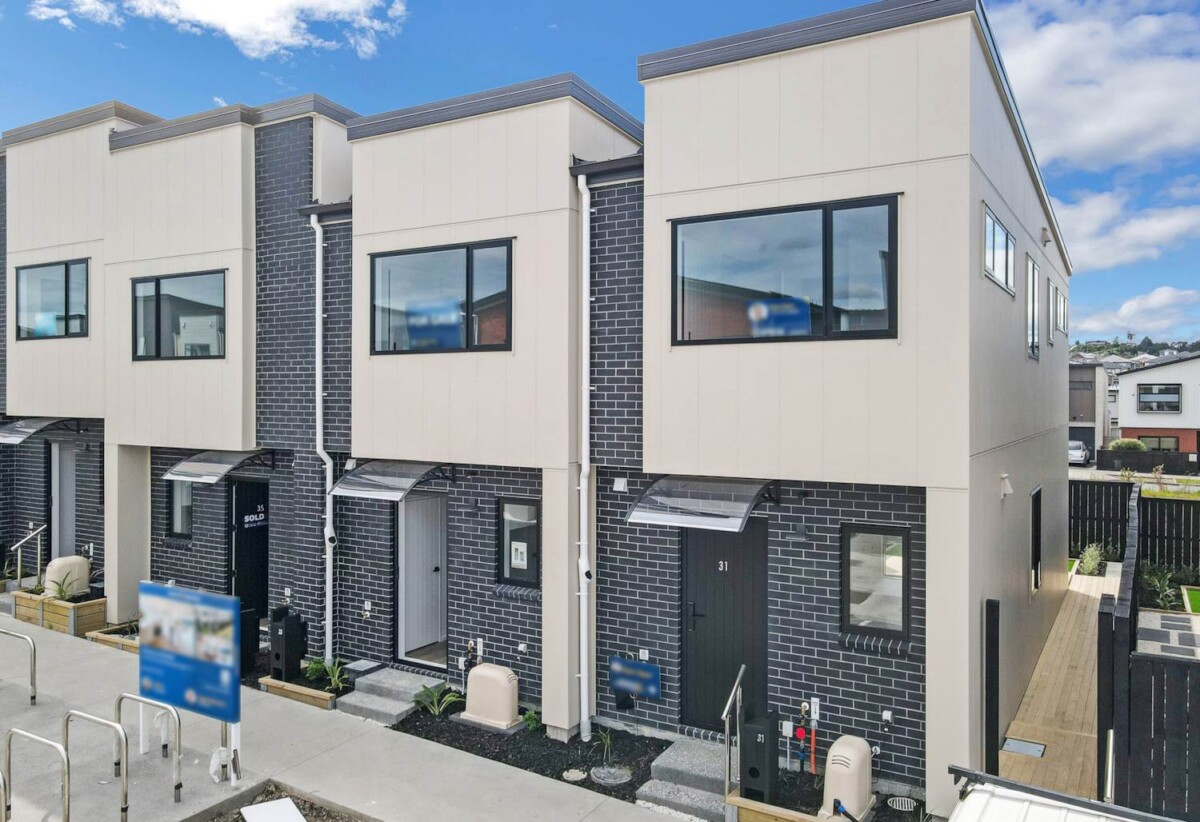 WALK TO LOCAL SCHOOL, minutes to shopping centre, 31 Kiato Lane, Flat Bush, Auckland