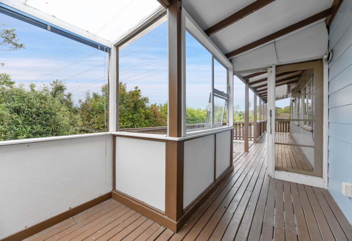 3 bedrooms house on 703m² land, Downstairs with separate entrances a huge rumpus room, 3 additional rooms, and a bathroom, 29 Santiago Crescent, Unsworth Heights, Auckland